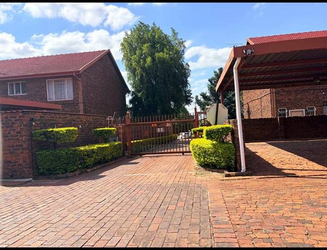 3 BEDROOM TOWNHOUSE FOR SALE IN SILVERTON
